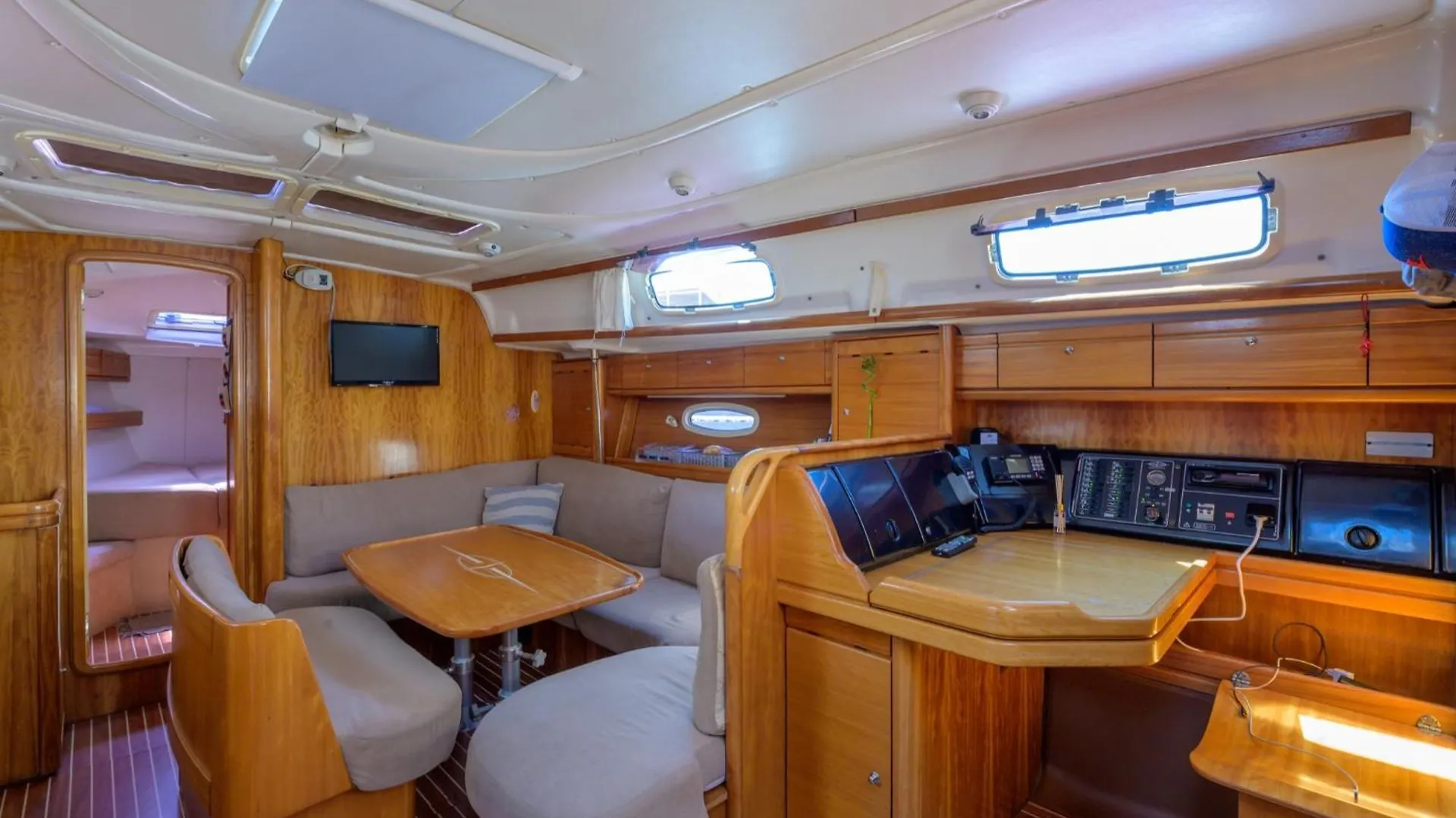 Boat Accommodations Barcelona Sant Adrià de Besòs Hotel en barco