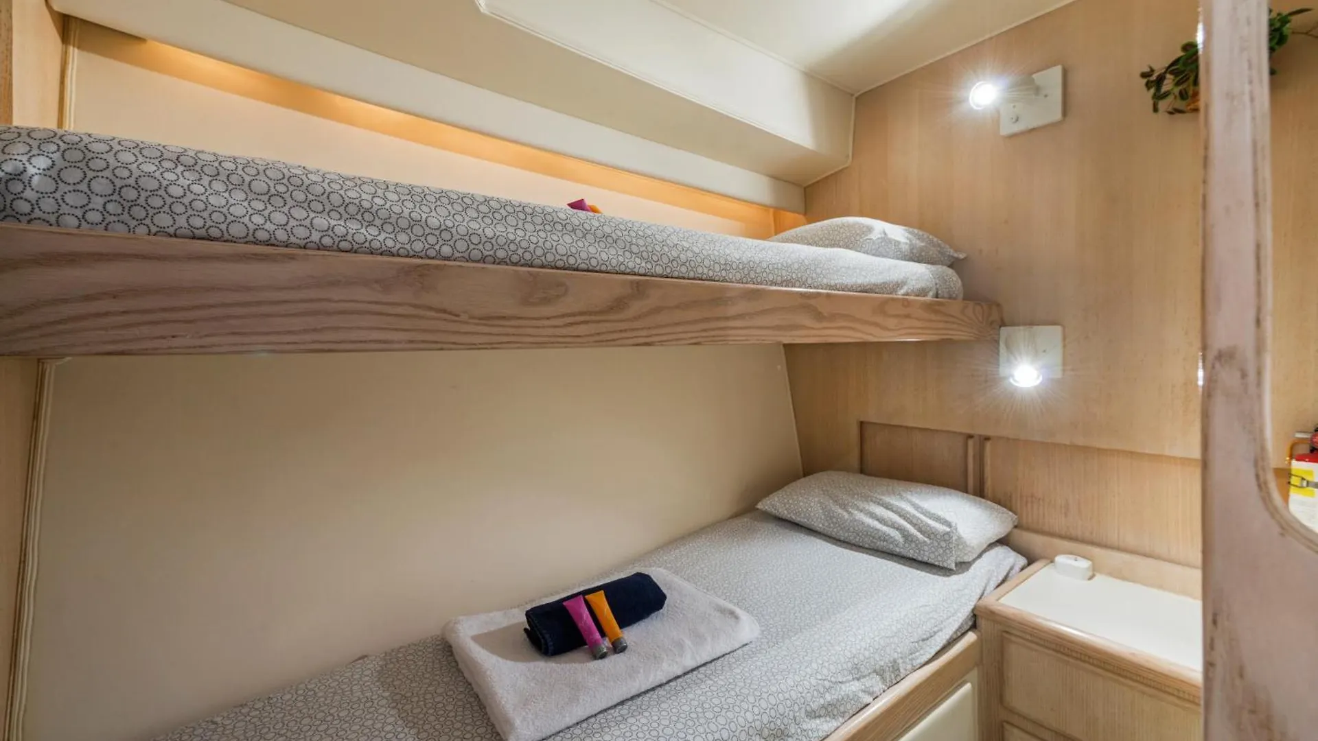 Boat Accommodations Barcelona Sant Adrià de Besòs Hotel en barco