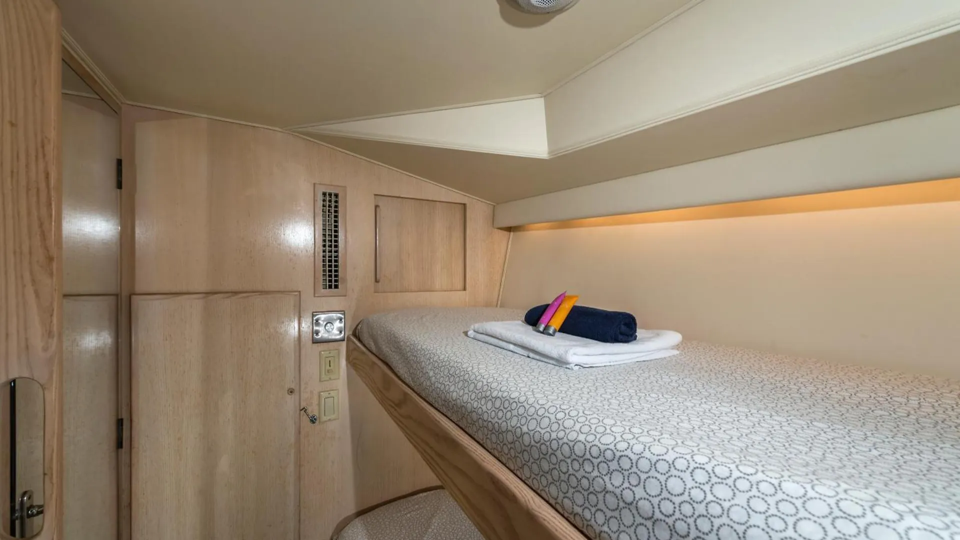 Boat Accommodations Barcelona Sant Adria de Besos 0*,  Spanien